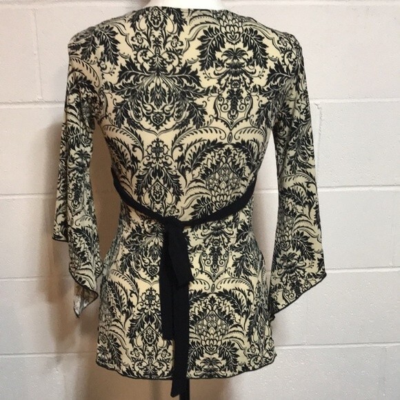 Moa Moa Pointed Sleeve Top Med. - Picture 6 of 7